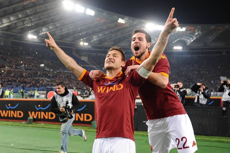 8 aprile 2013: Francesco Totti e Mattia Destro esultano dopo il gol durante il derby Roma-Lazio (Ansa)